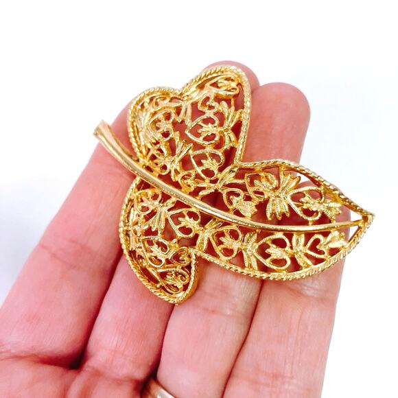 Vintage Gold Tone Filigree Leaf Butterfly Brooch Mid Century Delicate Jewelry - Picture 3 of 10